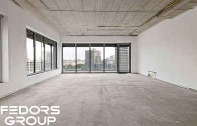 LUXUSNÝ 5-IZBOVÝ PENTHOUSE S TERASOU A VYSOKÝMI STROPMI V CENTRE BRATISLAVY