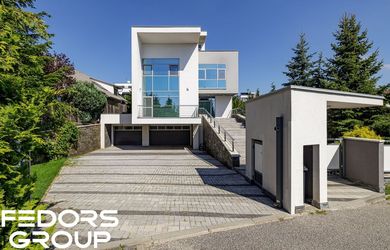 REZERVOVANÉ ! VILA S PANORAMATICKÝMI VÝHĽADMI A PRIVÁTNYM WELLNESS V UZATVORENEJ ČASTI KOLIBY