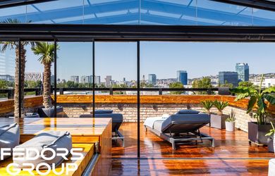 VÝNIMOČNÝ LUXUSNE VYHOTOVENÝ INDUSTRIÁLNY LOFT SO SAUNOU A JACUZZI