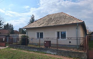 Na predaj rodinný dom so záhradou v obci Dolný Pial