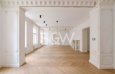 SVOBODA & WILLIAMS | REZERVOVANÉ | 112028 | Elegantný veľkometrážny byt s rozlohou 121 m² v kompletne zrekonštruovanom historickom dome