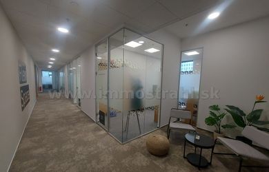 Samostatné nadštandardné kancelárie 30m2 na prenájom v objekte Bratislava Business Center V na Plynárenskej ulici v Bratislave
