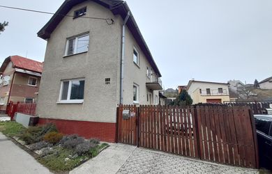 REZERVOVANÉ rodinný dom v srdci Myslavy – bývanie s atmosférou vidieka v meste