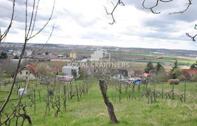 Koval & partners ponúka na predaj pozemok zo starým domom na Zobori