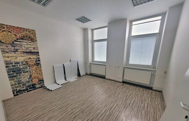 Kancelária s parkovaním v centre Nitry na prenájom