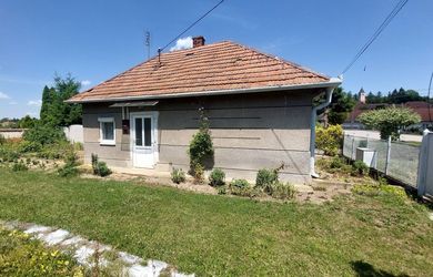!!! ZNÍŽENÁ CENA !!! PREDAJ - ÚTULNÝ DOMČEK NA ROZĽAHLOM POZEMKU - NEVIDZANY