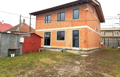 Rozostavaný rodinný dom s garážou, pozemok 396 m2, Záhumenská ul. Trenčín / Biskupice