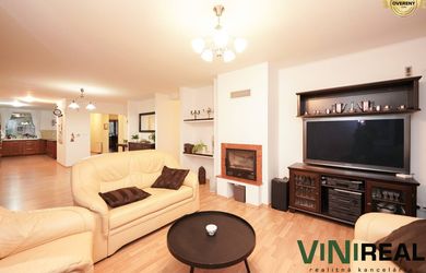 Moderný 4‑izb. bungalov s veľkorysou záhradou a garážou v Kvetoslavov