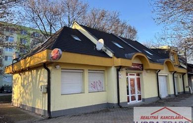 Na podnikateľské účely - Na predaj tri stavby v radovej zástavbe na Nábrežnej ulici v Nových Zámkoch.
