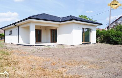 PAVLICE - 4-IZBOVÁ NOVOSTAVBA RODINNÉHO DOMU, POZEMOK 702m²