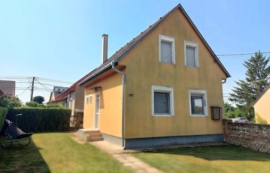 NA PREDAJ: 5-IZBOVÝ POSCHODOVÝ RODINNÝ DOM V OBCI Rajka – IDEÁLNY PRE VIACČLENNÚ RODINU