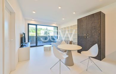 SVOBODA & WILLIAMS | 105387 | Slnečný dizajnový 2i byt s balkónom, výťahom a parkovacím miestom v garáži
