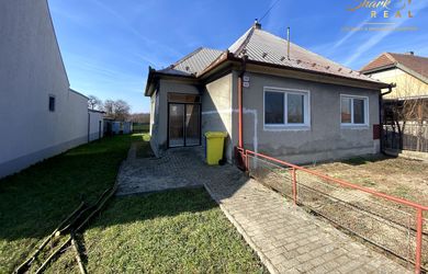 Rodinný dom s veľkým pozemkom na predmestí Hlohovca