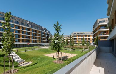 PRIPRAVUJEME DO PONUKY: NA PREDAJ zariadený 1-izbový byt v novostavbe s balkónom, parkovacím miestom a pivničnou kobkou