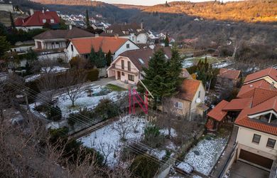 Predaj krásneho pozemku s rodinným domom Svätý Jur - Neštich