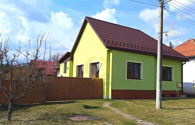 REZERVOVANE Zrekonštruovaný rodinný dom s pozemkom : Súkromie a komfort v Predajnej