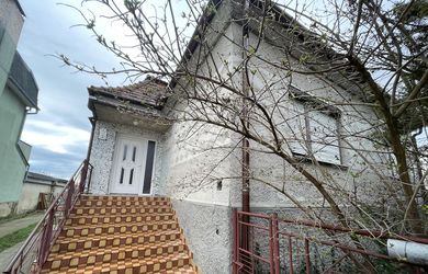 Trojizbový rodinný dom na 8 árovom pozemku v okrajovej časti Tvrdošoviec