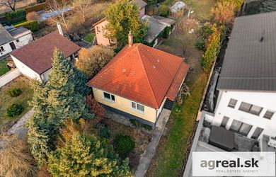 REZERVOVANÉ - Rodinný dom na ulici Segnáre na parcele o výmere 1766 m² s možnosťou výstavby