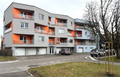Slnečný 3 izbový tehlový byt 92 m2, 2x lodžia + 24 m2 garáž, ul. Jána Zemana, Trenčín / Noviny