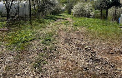 Exkluzívne na predaj  starší neobytný rodinný dom vhodný na renováciu, prípadne výstavu nového rodinného domu, obec Stráže - okres Poprad
