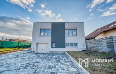 Na predaj rodinný dom s garážou v obci Šoporňa – štandard je zahrnutý v cene