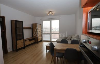 DIRECTREAL|Kompletne zariadený dvojizbový byt 50 m2 s balkónom v bytovom komplexe AGORA, parkovacie státie v uzavretom areáli!
