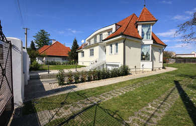 PRIESTRANNÝ RODINNÝ DOM V BOJNICIACH  na pozemku 1.286 m2 – ŠTÝL, PRIESTOR A ATMOSFÉRA, KTORÚ SI MUSÍTE ZAŽIŤ