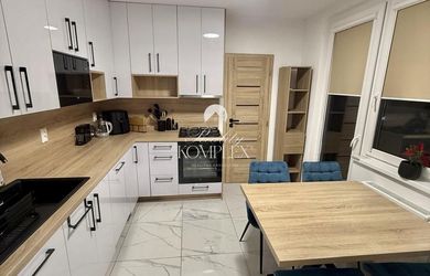 Iba u nás Vám Reality KOMPLEX s.r.o., ponúka na predaj dokonalý 2 izbový byt po kompletnej rekonštrukcií na Meštianskej ulici v meste Komárno !