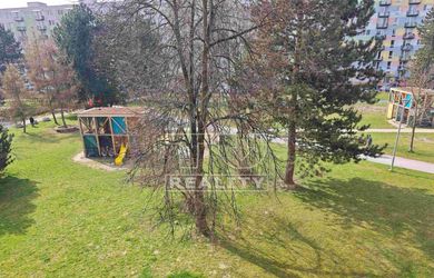 Nadštandardný 3-izbový byt (88 m²) s 2x loggiou a balkónom – Tulská, Vlčince
