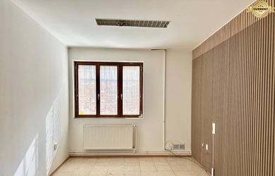 Kancelária v centre mesta na prízemí v pasáži !