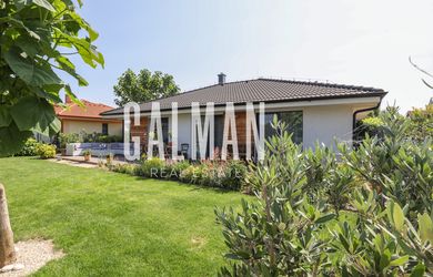 Exkluzívne - 4i zariadený rodinný dom- BUNGALOV, terasa a upravená záhrada, Veľký Biel, 500 m2
