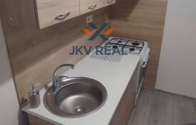Prenájom 1-izbového bytu s loggiou – Vráble, Sídlisko Žitava