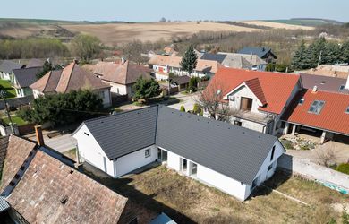 NEO | Rodinný dom v Zemianskych Sadoch po kompletnej rekonštrukcii s veľkým pozemkom