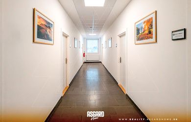 Klimatizovaná kancelária s parkovacím miestom
