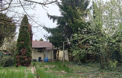 Záhrada s kompletnými sieťami a domčekom – 4 áre