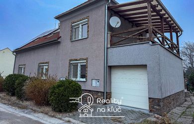 Na predaj zrekonštruovaný 6-izbový rodinný dom s bazénom a terasami v tichej časti Nových Zámkov