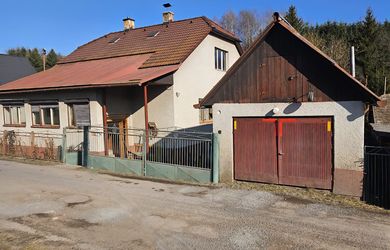 Rodinný dom na lazoch v Hriňovej s potokom, ovocnými stromami, dvoma bytmi a veľkou povalou v časti Hriňová - Krivec