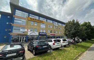 KANCELÁRSKY PRIESTOR 54 M2 V NOVEJ BUDOVE NA HLAVNOM ŤAHU