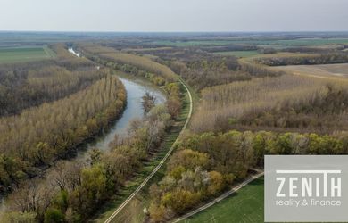 NA PREDAJ – LESNÝ POZEMOK PRIAMO NA BREHU MALÉHO DUNAJA