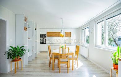 REZERVOVANÉ:Príjemný, moderne zrekonštruovaný svetlý byt s prekrásnou súkromnou záhradkou k bytovke,balkónom, pivnicou a bezproblémovým parkovaním.