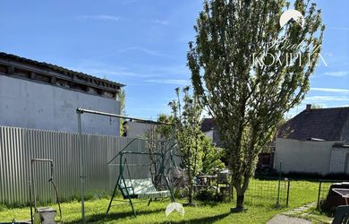 Reality KOMPLEX s.r.o.,Vám  ponúka čiastočne rekonštruovaný 2 izbový rodinný dom  v obľubenej lokalite  Mesta Komárno !