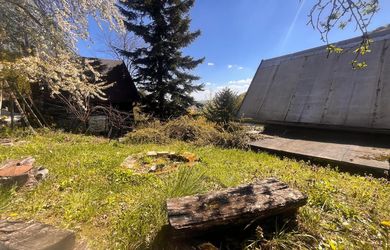 EXKLUZÍVNE: chatka s  pozemkom a vinicou v srdci lesa s panoramatickým výhľadom na mesto
