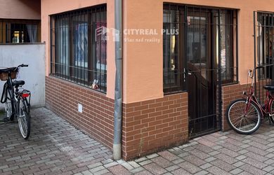 Ponúkame Vám na prenájom obchodný priestor v centre mesta Nové Zámky