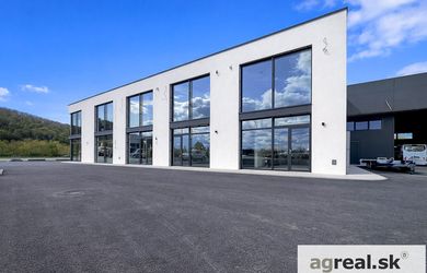 Exkluzívny obchodný priestor- showroom s kancelárskou časťou (98 m2)  s 2 parkingami v novovzniknutom komplexe na ul. Werksstrasse, Berg- Rakúsko
