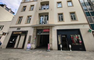 Prenájom obchodného priestoru - Laurinská, BA I, pri divadle, 53 m2