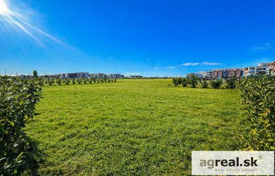 Predaj- veľký stavebný pozemok pre dom alebo dva dvojdomy- spolu 8 bytových jednotiek (1024 m2) priamo pri Anna parku, ul. Platanová, Miloslavov