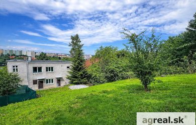 Predaj- 8- izb. rodinný dom s veľkorysým svahovitým pozemkom (2073 m2) a pekným výhľadom v lukratívnej časti Dúbravky, ul. Koprivnická