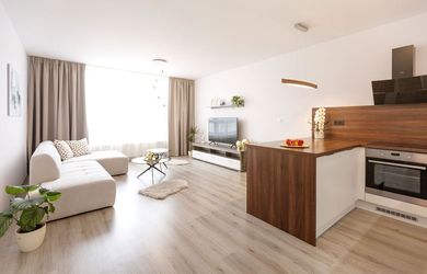 REZERVOVANÉ - Predaj - veľkometrážny, moderne zariadený 2-izbový byt v novostavbe s balkónom, pivnicou a parkovacím státím v blízkosti centra