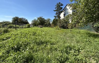 734 m² príležitosti v srdci Jablonca – Slnečný pozemok s ovocnými stromami