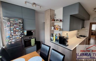 PREDAJ - Kompletne prerobený veľký 3 izbový byt prerobený na 4 izbový byt s 2 balkónmi na Komenského ul. v Komárne